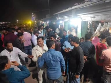 ভাঙড় ২: সাতুলিয়া মোড়ে কর্মীদের নিয়ে চা চক্র করলেন ভাঙ্গড় ২ বন ও ভূমির কর্মাধ্যক্ষ খাইরুল ইসলাম