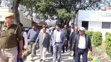 संभल: संभल जिलाधिकारी राजेंद्र पेंसिया ने तहसील संभल और विकासखंड संभल का किया निरीक्षण, बड़े बकायादारों से संबंधित जानकारी ली