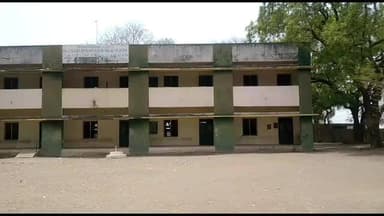 यावल: यावल शहर डॉ. झाकीर हुसेन उर्दू हायस्कूल परीक्षा केंद्रावर कॉपी पुरवताना तिघांना पकडले, यावल पोलिसात गुन्हा दाखल