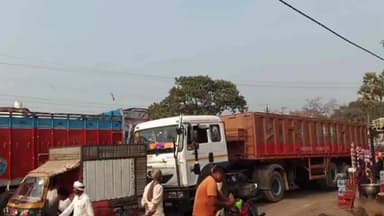 सहार: सहार–आरा मुख्य मार्ग पर ट्रकों का तांडव, 5 घंटे तक थमा रहा पहिया, जनजीवन बेहाल, पुलिस को उठानी पड़ी काफी मशक्कत