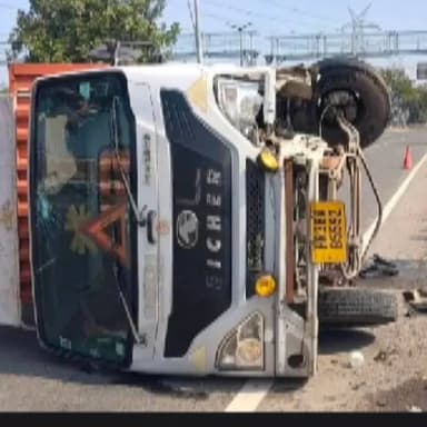 नीमराना: शाहजहांपुर के बुढ़िया पुल के पास कार को बचाने के प्रयास में स्पेयर पार्ट से भरा कंटेनर अनियंत्रित होकर पलट गया, लगा जाम