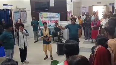 गोरौल: सामुदायिक स्वास्थ्य केंद्र गोरौल में नुक्कड़ नाटक से लोगों को साफ-सफाई के लिए किया जागरूक