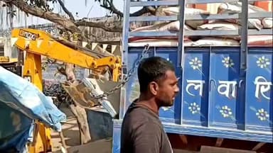 कन्नौज: एसबीएस ग्राउंड के पास ओवरलोड ट्रैक्टर के कारण रोड धंस गया, ट्रैक्टर काफी समय तक वहीं फंसा रहा