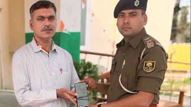 फुलवरिया: ऑपरेशन मुस्कान के तहत गुम हुए मोबाइल कर्नाटक रेल पुलिस को सौंपे गए, दरोगा अमन कुमार ने किया सुपुर्द