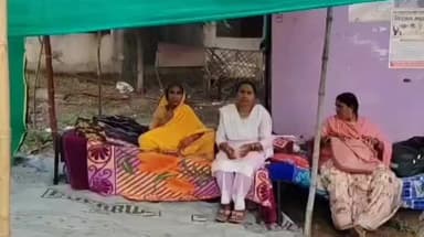 पातुर: वृद्ध महिलेसह दोन बहिणीचे पातुर पंचायत समिती समोर आमरण उपोषण सुरू जागेच्या वादावरून न्याय द्यावा केली मागणी