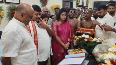 గుంటూరు: గుంటూరు మిర్చి యార్డ్ ఛైర్మన్గా బాధ్యతలు స్వీకరించిన కుర్రా అప్పారావు