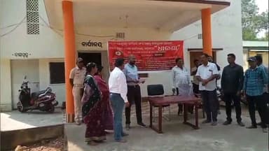 ଦେବଗଡ: କେନ୍ଦୁପତ୍ର କର୍ମଚାରୀ ସଙ୍ଘ ପକ୍ଷରୁ ବିଭିନ୍ନ ଦାବି ନେଇ ଦେବଗଡ ଡିଭିଜନର ସମସ୍ତ ୯ଟି ରେଞ୍ଜରେ ଗଣ ବିକ୍ଷୋଭ ଓ ଧାରଣା