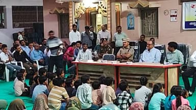 વડાલી: થુરાવાસ ખાતે કલેક્ટર અને પોલીસ અધિક્ષકની અધ્યક્ષતામાં રાત્રી ગ્રામ સભા યોજાઈ.