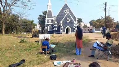 मंडला: रजा उत्सव में बिखरा रंगों का जादू, सेंट लूक्स चर्च की पेंटिंग करते दिखे कलाकार