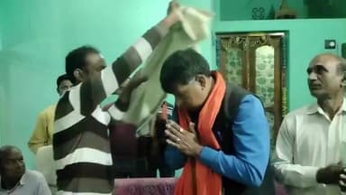 जामताड़ा: विश्वकर्मा समाज के लोगों ने पूर्व मंत्री रणधीर सिंह को अंग वस्त्र देकर किया सम्मानित