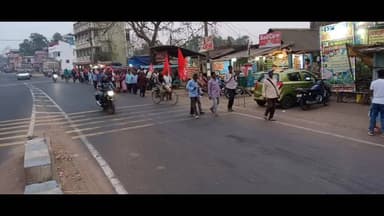 চন্দ্রকোনা ১: আলুর দাম ১২০০ টাকা কুইন্টালের দাবিতে সারা ভারত কৃষক সভার উদ্যোগে শ্রীনগর বাজারে মিছিল