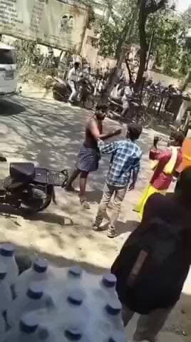 சிவகாசி: மது போதையில் சாலையில் இருசக்கர வாகனத்தை வைத்து விட்டு ரகலையில் ஈடுபட்ட இளைஞர்