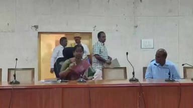 சிவகங்கை: இளம் வாக்காளர்கள் 100% பதிவு இலக்கு – வளாக தூதர்களுக்கு மாவட்ட ஆட்சியர் விழிப்புணர்வு கூட்டம்