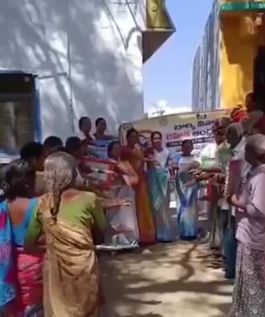 ఉరవకొండ: పుస్తకాలు మోసే వయసులో పుస్తెల భారం వద్దు: తట్రకల్ లో ఐ సీ డీ ఎస్ సూపర్వైజర్ రబియా