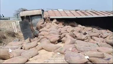 बंशीधरनगर (नगर उंटारी): बंशीधर नगर में भीषण हादसा: NH-39 पर टायर फटने से ट्रक खाई में गिरा, चालक घायल