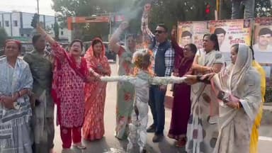 सतना।महिला कांग्रेस ने जिले के प्रभारी मंत्री एवं कैबिनेट मंत्री कैलाश विजयवर्गीय का धवारी चौराहे पर पुतला फूंका।
इस दौर...