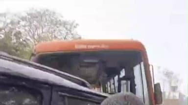 बदलापुर: रामनगर चौराहे पर रोडवेज बस और स्कॉर्पियो में आमने-सामने जोरदार भिड़ंत, बड़ा हादसा टला, सवार बाल-बाल बचे