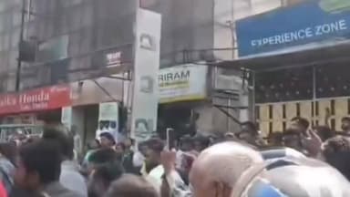 जिले के मटकुरिया में बच्चा चोर के आरोप में एक किन्नर को भीड़ ने की जमकर पिटाई लोगों ने किन्नर को पकड़कर पुलिस के हवाले ज...