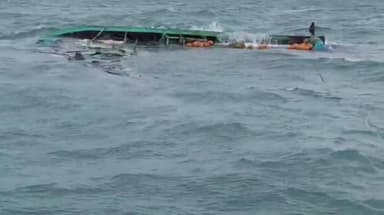 தூத்துக்குடி: மீன்பிடி துறைமுகத்திலிருந்து கடலுக்குச் சென்ற விசைப்படகு நடுக்கடலில் மூழ்கி சேதம் 9 மீனவர்கள் தப்பினர்