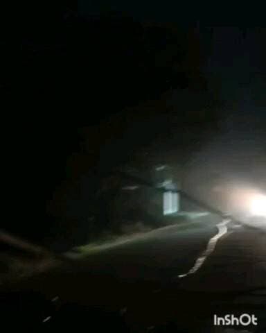 देेेवरिया: सीसी रोड- कतरारी मार्ग पर अनियंत्रित ट्रक ने तोड़े विद्युत पोल, सड़कों पर फैला तार, कई लोग हुए घायल