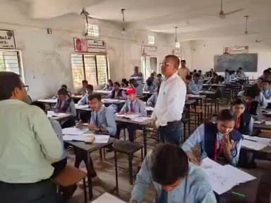 कवर्धा: जिला उड़नदस्ता दल ने 12वीं बोर्ड परीक्षा में विभिन्न परीक्षा केंद्रों का किया औचक निरीक्षण