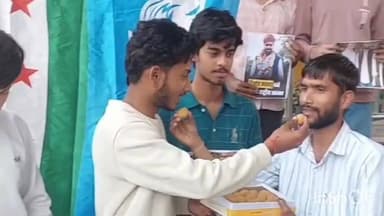 रॉबर्ट्सगंज: स्वर्ण जयंती चौक पर विनोद जाखड़ के एनएसयूआई अध्यक्ष बनने पर कांग्रेसियों ने मिठाई बांटकर जताई खुशी