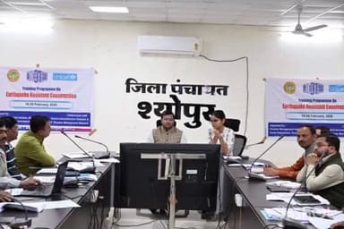 श्योपुर: कलेक्टर ने कहा- अपूर्ण कार्य पूर्ण कर सीसी जारी करें, जिला पंचायत सभागार में ग्रामीण विकास विभाग की समीक्षा बैठक आयोजित