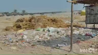 फर्रुखाबाद: रामनगरिया मेला क्षेत्र में गंदगी का अंबार, समापन के दो सप्ताह बाद भी गंगा किनारे कूड़े और पॉलीथिन की भरमार