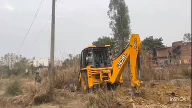 चायल: कोइलाहा गांव में सरकारी नाले की जमीन पर अवैध प्लाटिंग को ध्वस्त किया, प्रशासन ने चलाया बुलडोजर