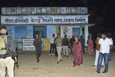 सिमडेगा: नगर परिषद चुनाव के मद्देनज़र डीसी और एसपी ने विभिन्न मतदान केंद्रों का किया निरीक्षण