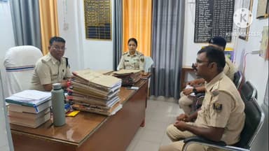 पकरीबरावां: पकरीबरावां के एसडीपीओ ने पकरीबरावां थाना का किया औचक निरीक्षण, कांडों का किया रिव्यू