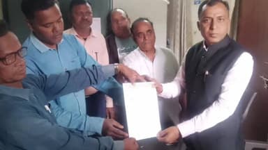 निरसा/चिरकुंडा: एगारकुंड प्रखंड कांग्रेस अध्यक्ष शशि भूषण तिवारी ने अंचलाधिकारी को सौंपा पत्र