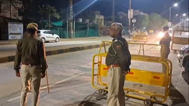 चूरू: पुलिस लाइन के सामने सदर थाना पुलिस ने की नाकाबंदी, ट्रैफिक नियमों की पालना के लिए समझाइश दी और वाहनों के चालान भी काटे