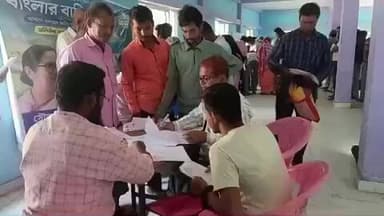 দেগঙ্গা: যুব সাথী প্রকল্পে আবেদনপত্র জমা দিতে দেগঙ্গা এক নম্বর পঞ্চায়েতে ছিল উপচে পড়া ভিড়