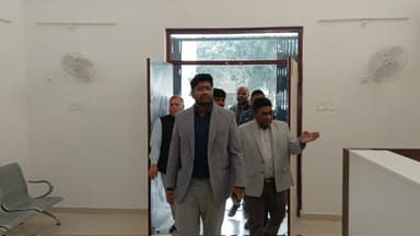 जिलाधिकारी निखिल धनराज निप्पाणीकर द्वारा आज जिला मुख्यालय भगत सिंह चैक स्थित पशु अस्पताल में बन रहे नए भवन का औचक निरीक्...