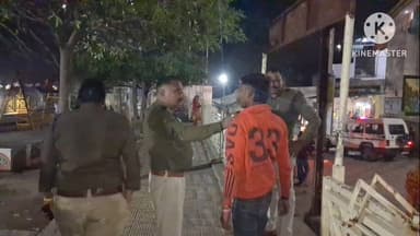 पिछोर: पिछोर में पुलिस की सख्त गश्त, दुकानों के पीछे नशा करने वालों और दुकानदारों पर हुई कार्रवाई