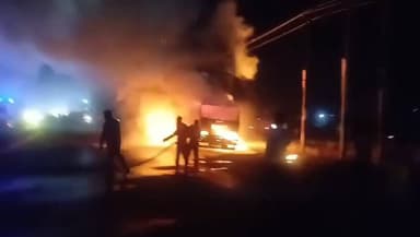 बहेड़ी: बाईपास मार्ग पर शेरगढ़ चौराहे के पास चलते कंटेनर में लगी भीषण आग, मौके पर पहुंची पुलिस और फायर ब्रिगेड की टीम