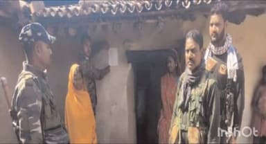 चांदवा: चंदवा पुलिस ने लावालौंग में अभियुक्तों के घर पर इश्तहार किया तामिल