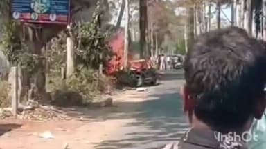 శ్రీకాకుళం: కల్లేపల్లి మద్యం దుకాణం సమీపంలో ఓ కారు అదుపు తప్పి చెట్టుకు ఢీకొట్టడంతో, పూర్తిగా దగ్ధమైన కారు