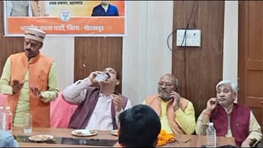 गोला: बड़हलगंज में केंद्रीय बजट 2026 पर विधानसभा चौपाल में स्वतंत्र सिंह ने बताया- यह देश के समग्र, समावेशी विकास का बजट है