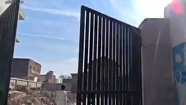 सवायजपुर: पाली में जिला पंचायत के डाक बंगले का मुख्य गेट बनते ही टूटा, भुगतान के बाद गुणवत्ता पर उठे सवाल