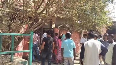 सिमडेगा: सिमडेगा नगर परिषद अध्यक्ष पद के प्रत्याशी ओलभर लकड़ा ने समर्थकों संग शहर में चलाया जनसंपर्क