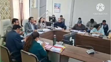 देवास: कलेक्टर कार्यालय में बैठक, कलेक्टर ने कई अधिकारियों और कर्मचारियों पर की कार्रवाई