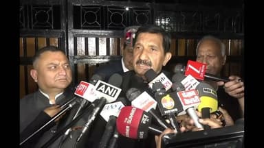 दिल्ली में बैठक के उपरांत मीडियाको संबोधितकरते मुकेशअग्निहोत्री कहा केंद्रराज्य को कमजोरकरने कीकोशिश