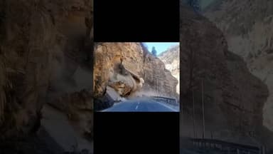 #किन्नौर के ख़ारों पूल के पास #राष्ट्रीय उच्च #मार्ग-5 पर भारी चट्टानें गिरने से पूह सड़क अवरुद्ध