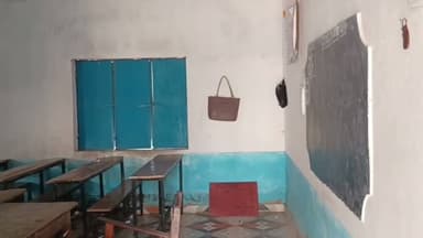 मध्य विद्यालय मानगढ़ में लापरवाही: पंखा लगाने के नाम पर 7वीं-8वीं के बच्चों को लंच के बाद भेजा घर।