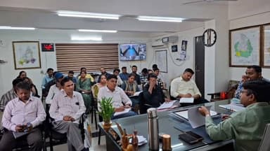 દેવગઢ બારીયા મામલતદાર કચેરી ખાતે મામલતદારના અધ્યક્ષતામાં તલાટી કમ મંત્રીઓની માસિક મિટીંગ યોજાઈ