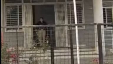 जिस बेटे पर था सबसे ज्यादा भरोसा, वही निकला घर की चोरी का मास्टरमाइंड! 😱
नीमच में 19 वर्षीय युवक ने अपने ही घर से ट्रैक्...