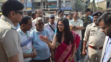 করিমপুর ১: করিমপুরকে যানজট মুক্ত ও জঞ্জাল মুক্ত করার চেষ্টায় এলাকা পরিদর্শনে কৃষ্ণনগরের সাংসদ মহুয়া মৈত্র