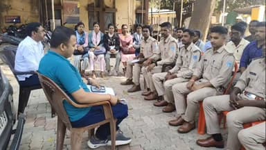 दुमका: सब इंस्पेक्टर सुमित कुमार पांडेय की देखरेख में नवनियुक्त चौकीदारों को कार्य एवं दायित्व का प्रशिक्षण दिया गया